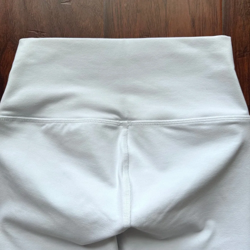 MINT! Alo Yoga Goddess Leggings Sz Small White Ribbed Knit Scrunch Clean Girl